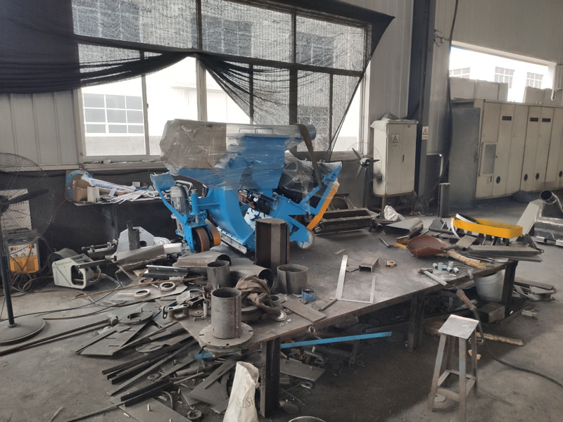 路面拋丸機(jī)主機(jī)組裝中
