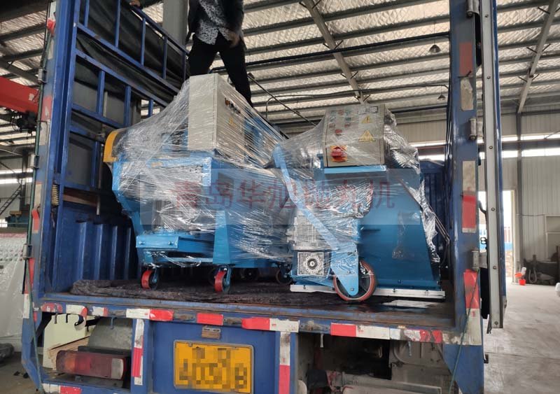 移動式拋丸機(jī)裝車發(fā)往山東滕州市