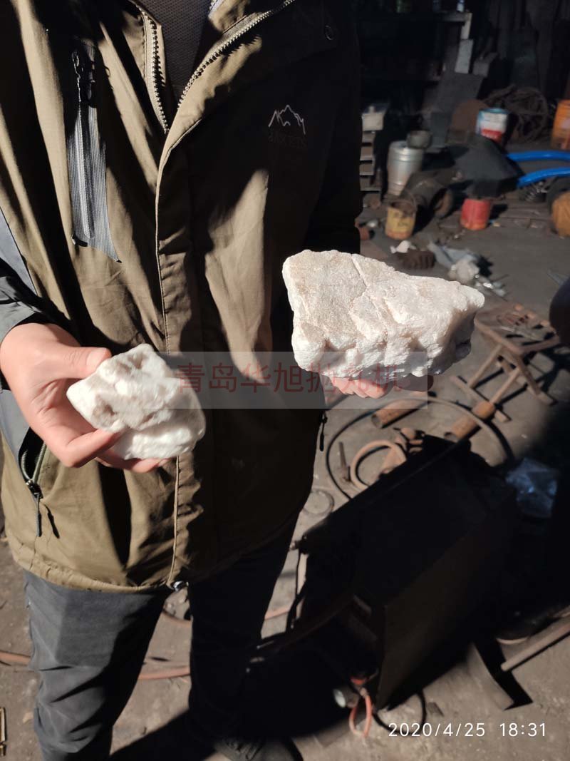 石材經(jīng)過拋丸機(jī)清理后的效果