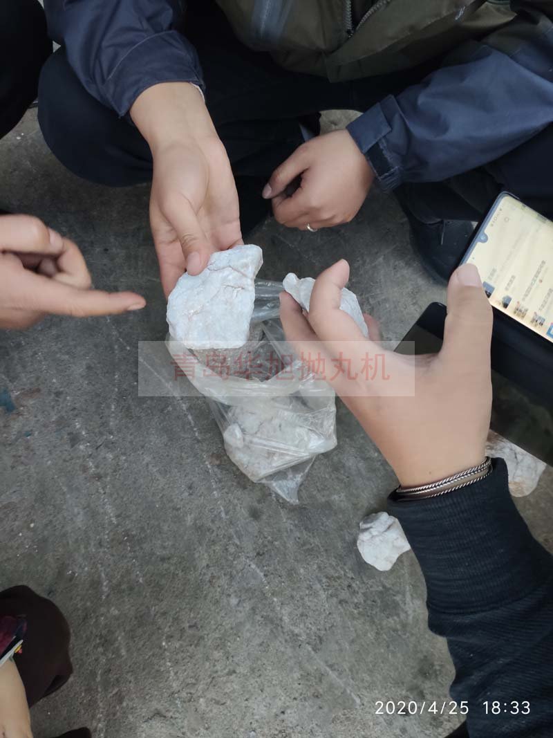 石材經(jīng)過拋丸機(jī)清理后的效果