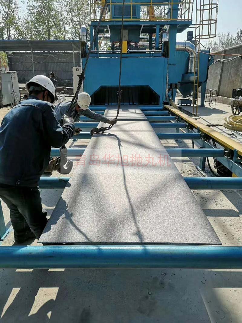 萊蕪鋼鐵廠經(jīng)過拋丸機(jī)清理后的鋼板效果